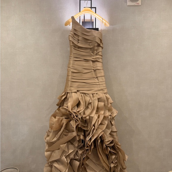 Chic Elegant One-Shoulder Ruffled Gown beish blosh